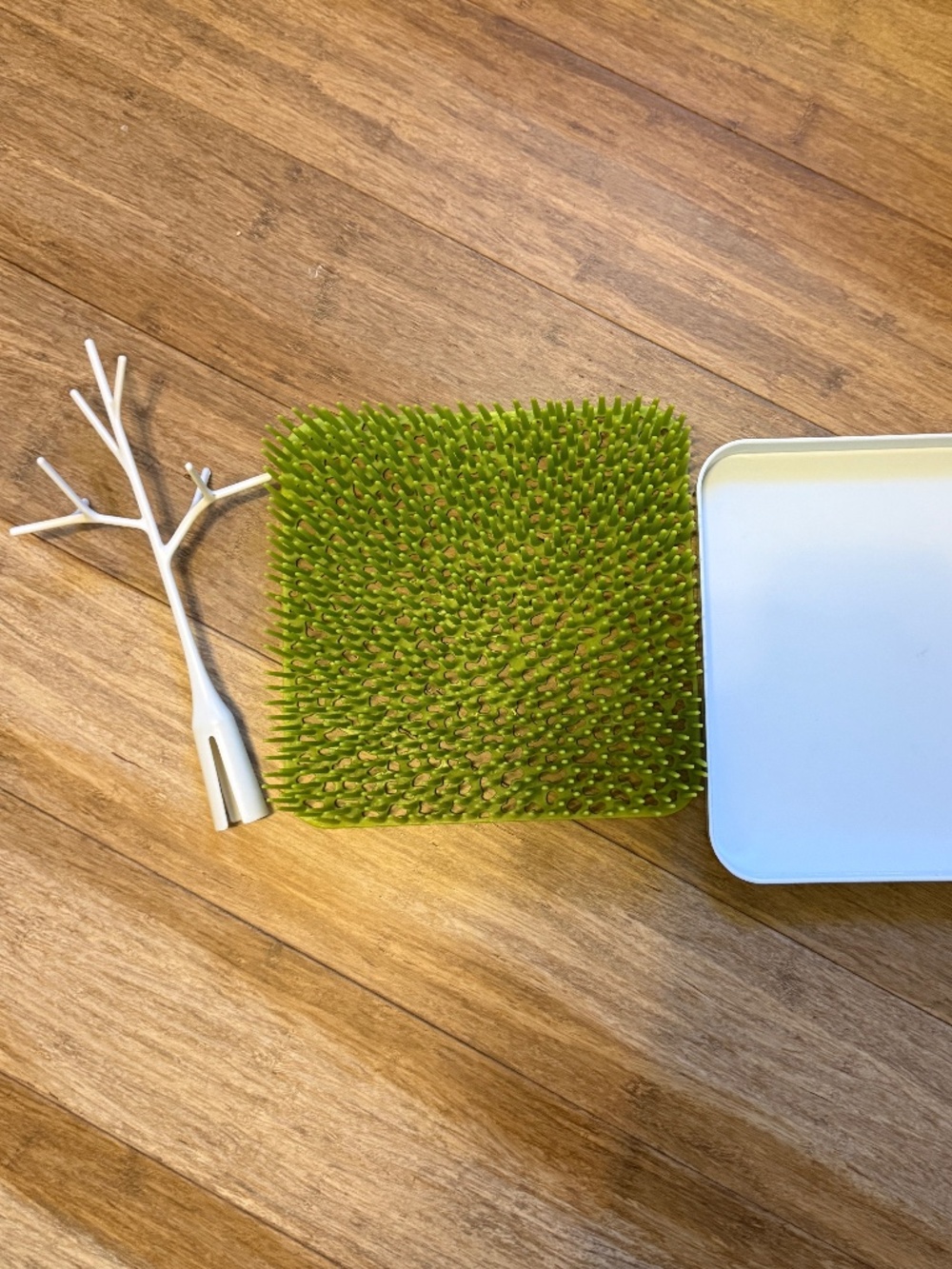 Boon GRASS Countertop Drying Rack – Spring Green with Tree - Picture 2 of 8